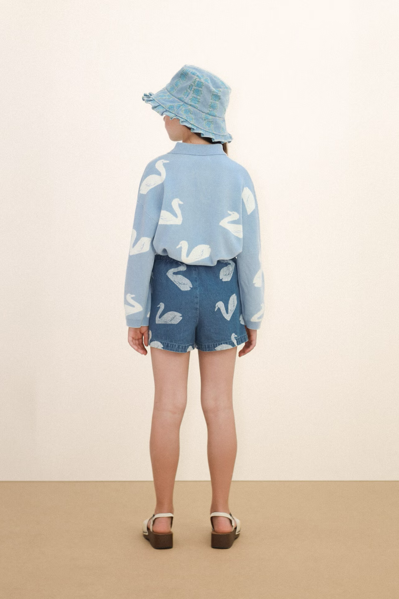 BIG SWANS SWEATER